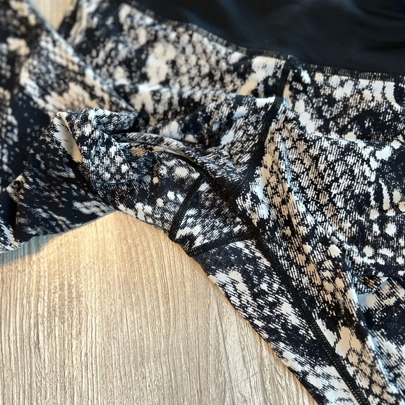 Nike Epic Lux All Over Snake Print Running Leggings Women’s Medium with Pockets. - Picture 7 of 13